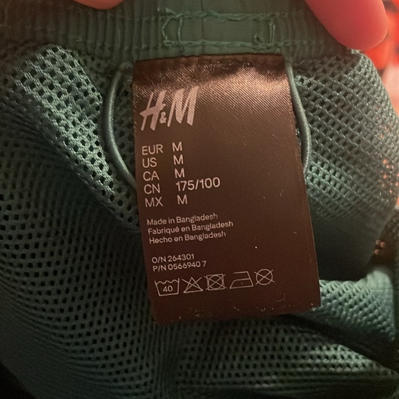 H&M green men’s shorts - Picture 3 of 3